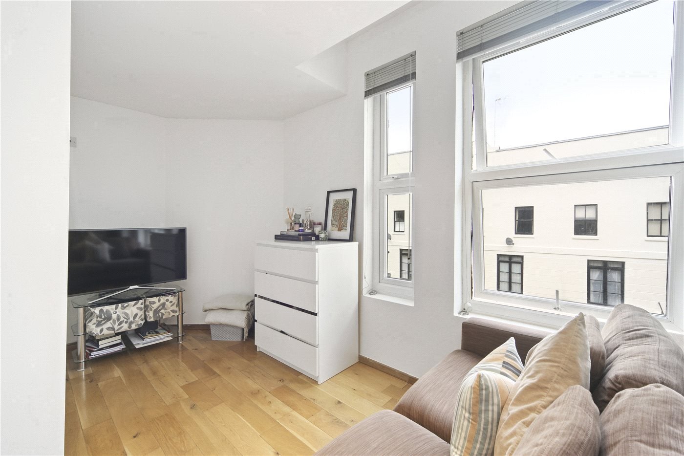 Flat Blythe Road in Greater London