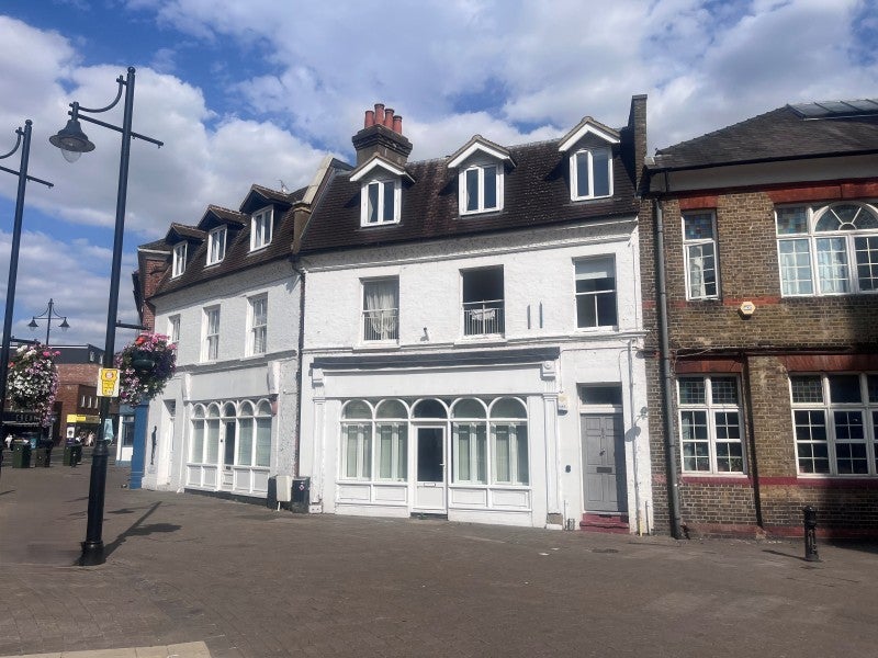 Flat High Street in Borough of Spelthorne