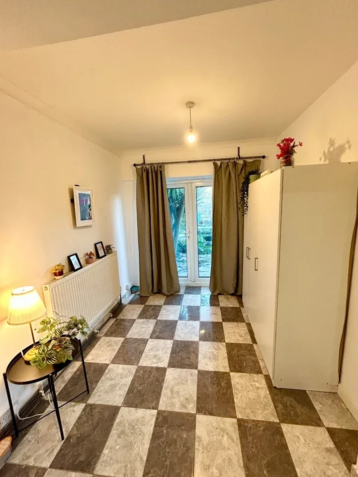 Room Harrow Road in Greater London