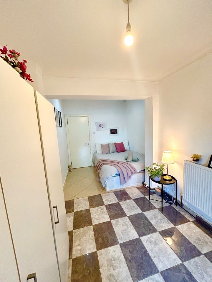 Room Harrow Road in Greater London
