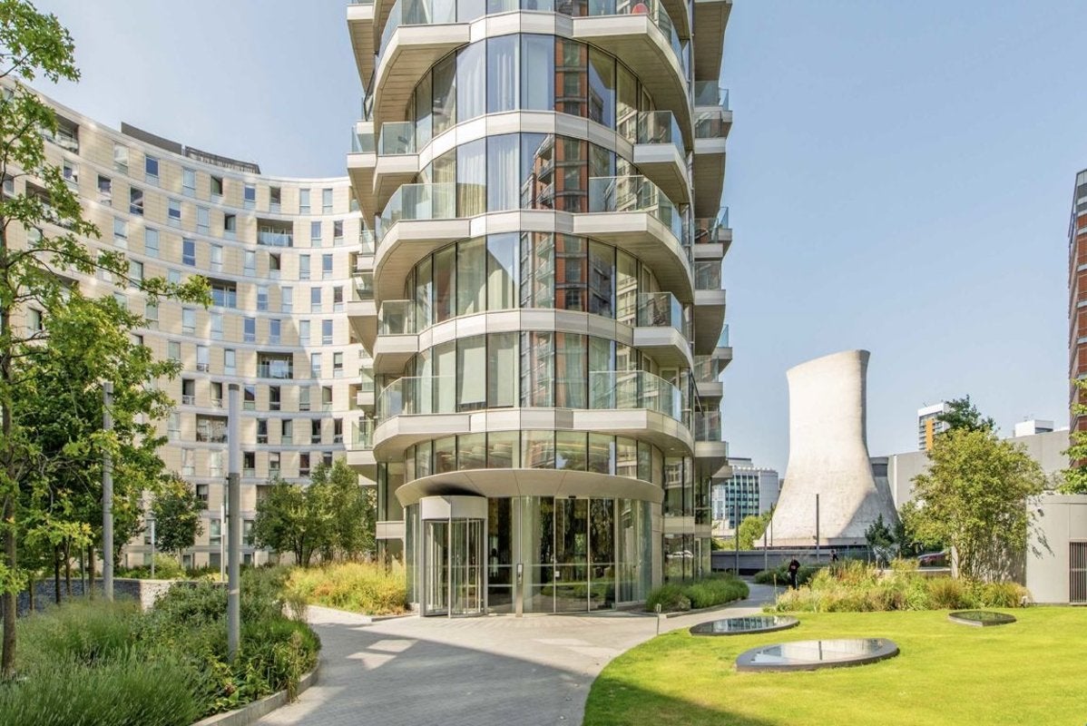Flat Biscayne Avenue in Greater London