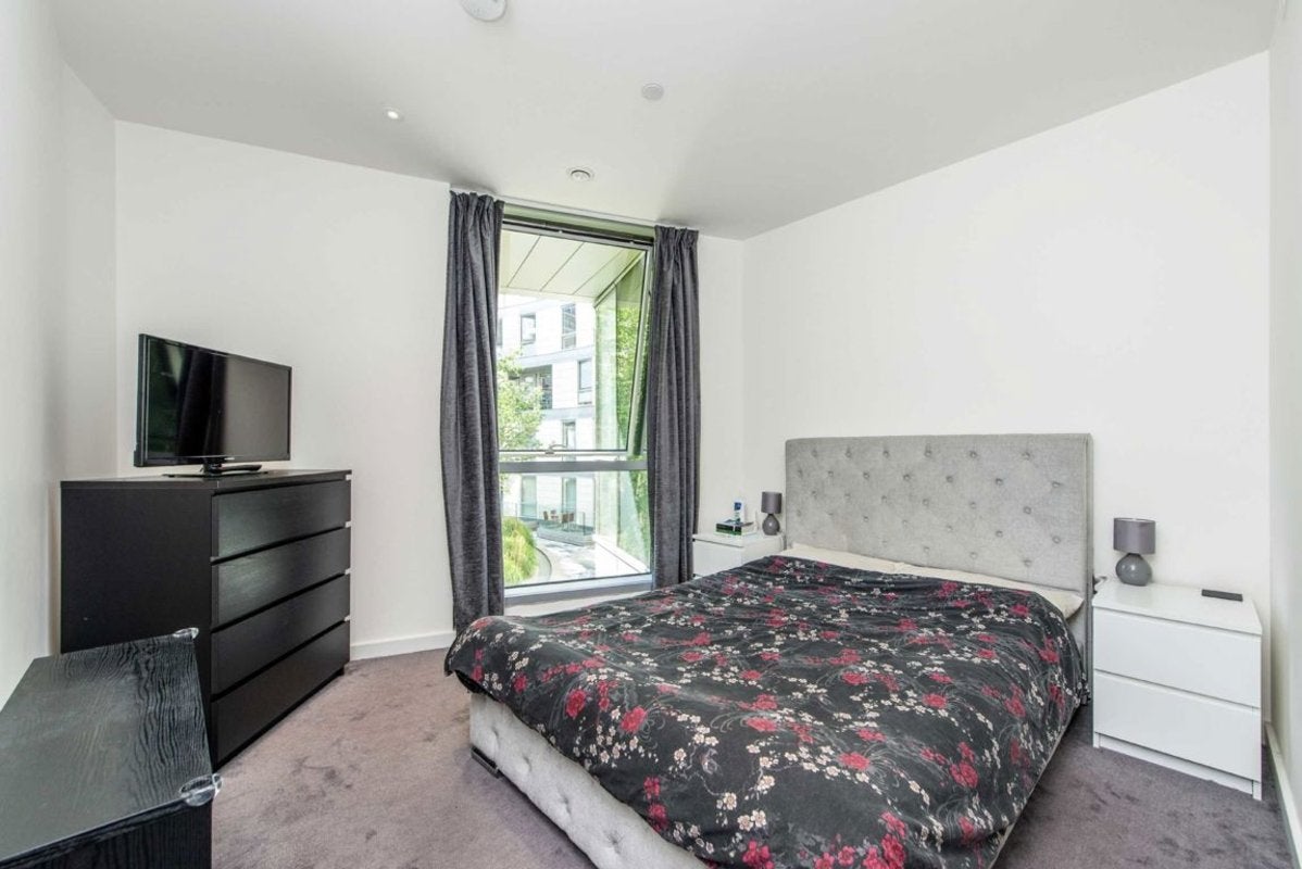 Flat Biscayne Avenue in Greater London
