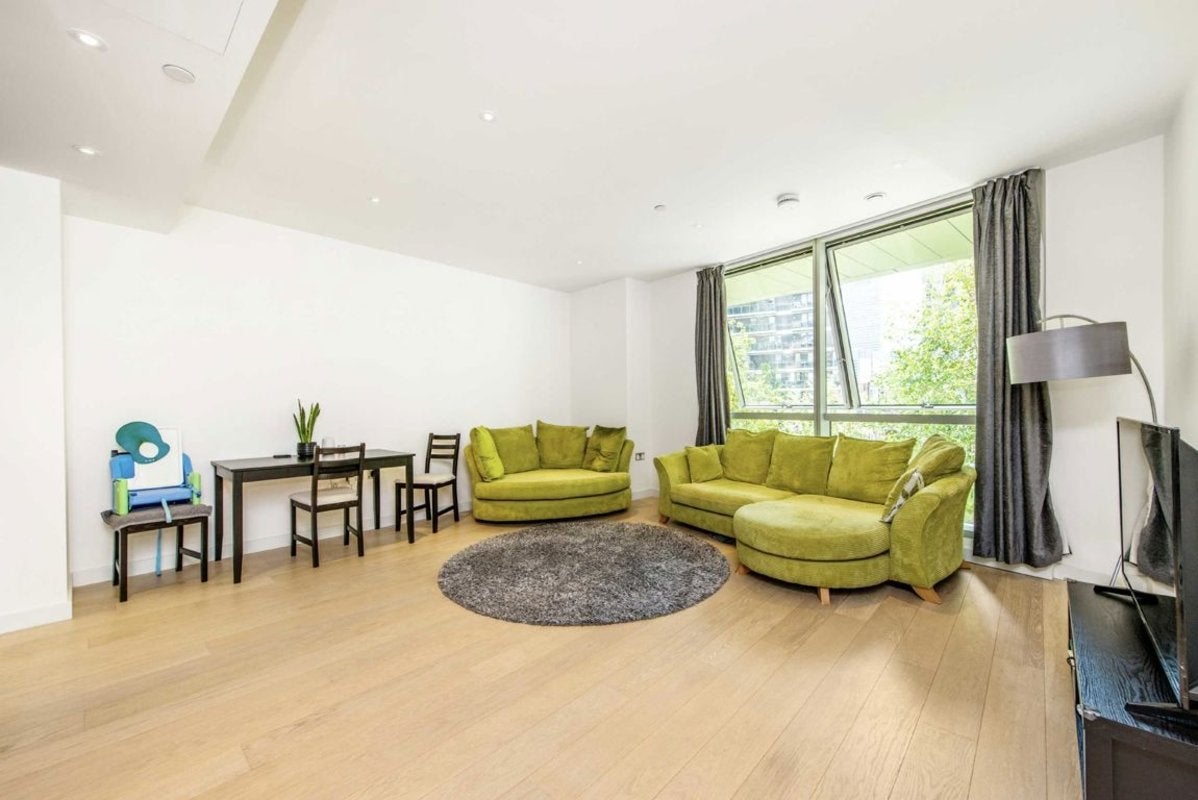 Flat Biscayne Avenue in Greater London