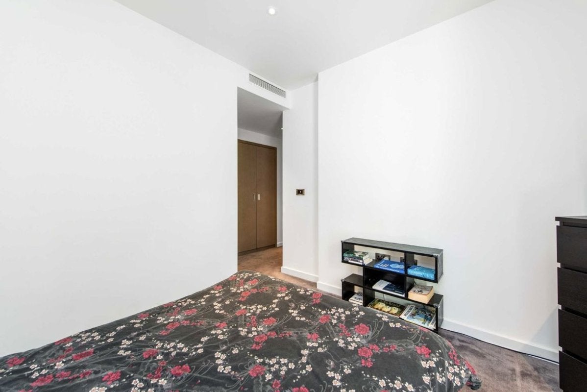 Flat Biscayne Avenue in Greater London