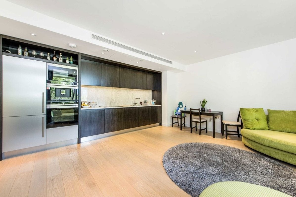 Flat Biscayne Avenue in Greater London
