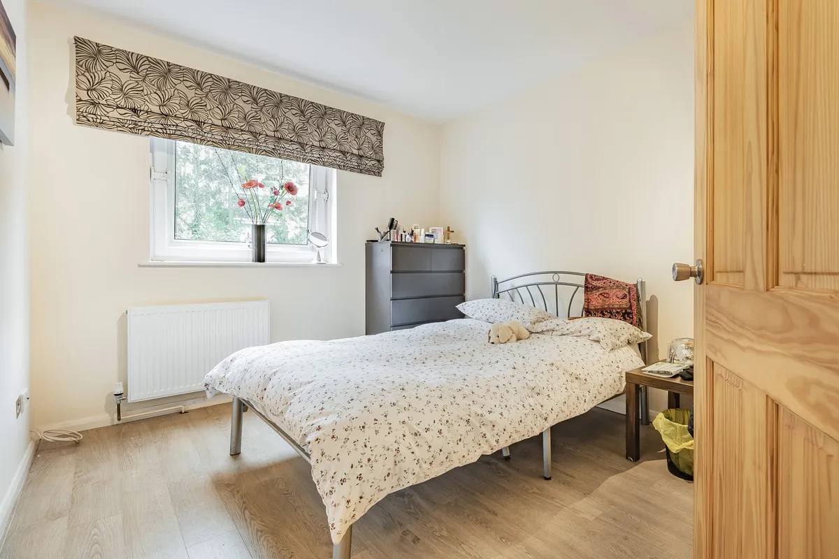 Flat Hillcrest Road in Greater London