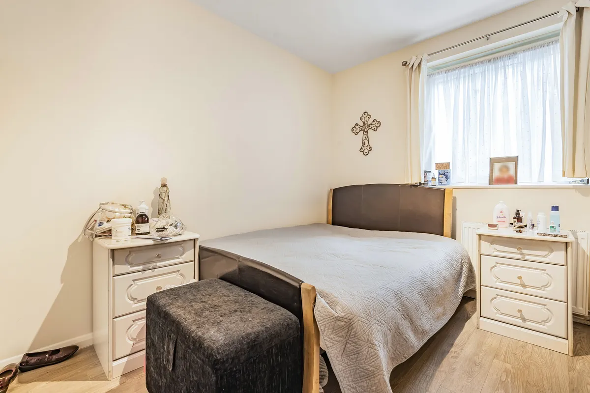 Flat Hillcrest Road in Greater London