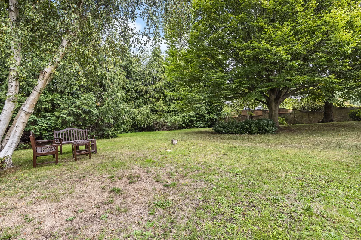 Flat Hillcrest Road in Greater London