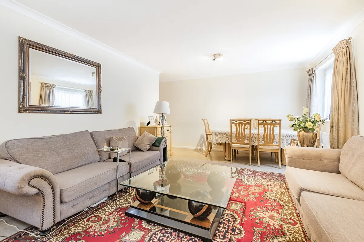 Flat Hillcrest Road in Greater London