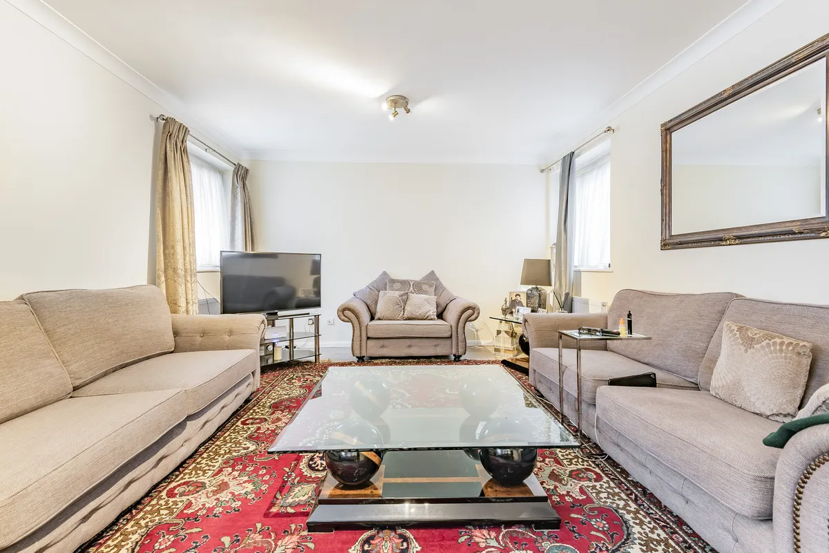 Flat Hillcrest Road in Greater London