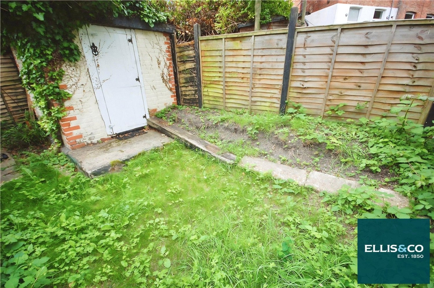Flat Dollis Road in Greater London