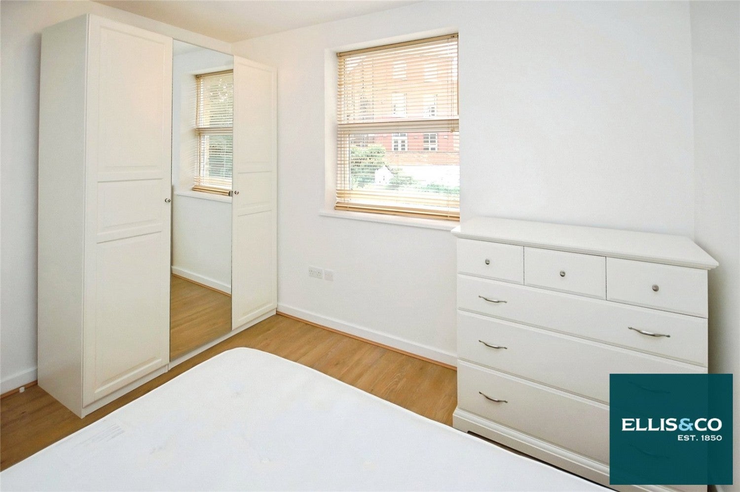 Flat Dollis Road in Greater London
