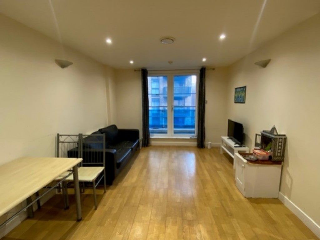 Flat Lyon Road in Greater London
