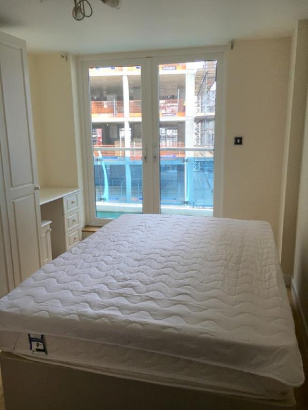 Flat Lyon Road in Greater London