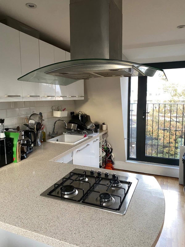 Room Queenstown Road in Greater London