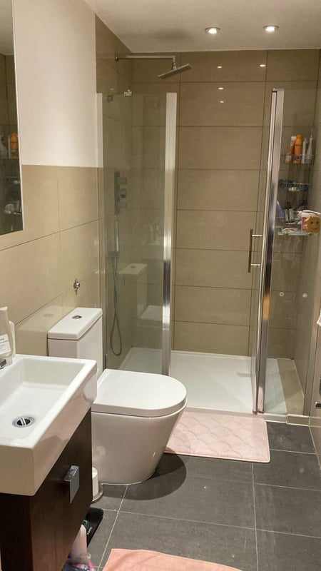 Room Queenstown Road in Greater London