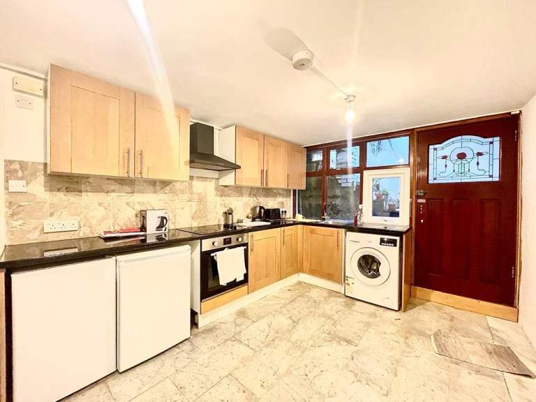 Flat Caledonian Road in Greater London