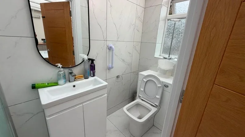 Room Grosvenor Road in Greater London
