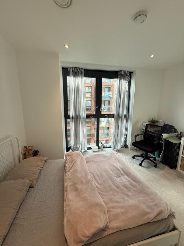 Room South Way in Greater London