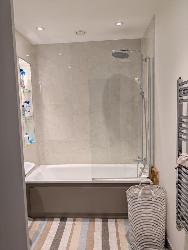 Room South Way in Greater London