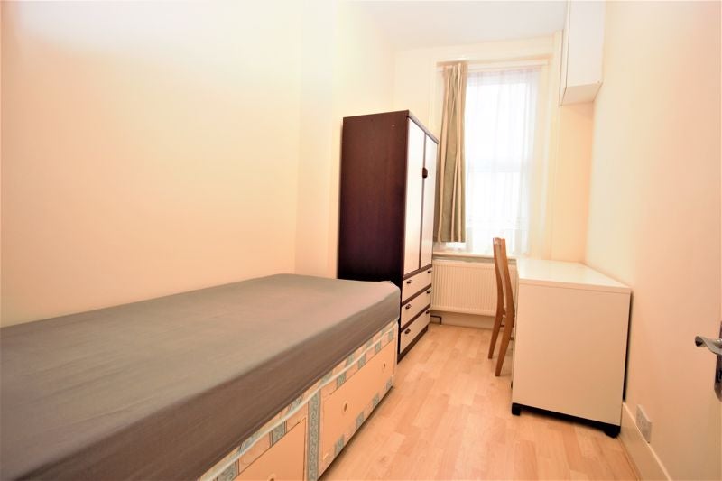 Flat Wightman Road in Greater London