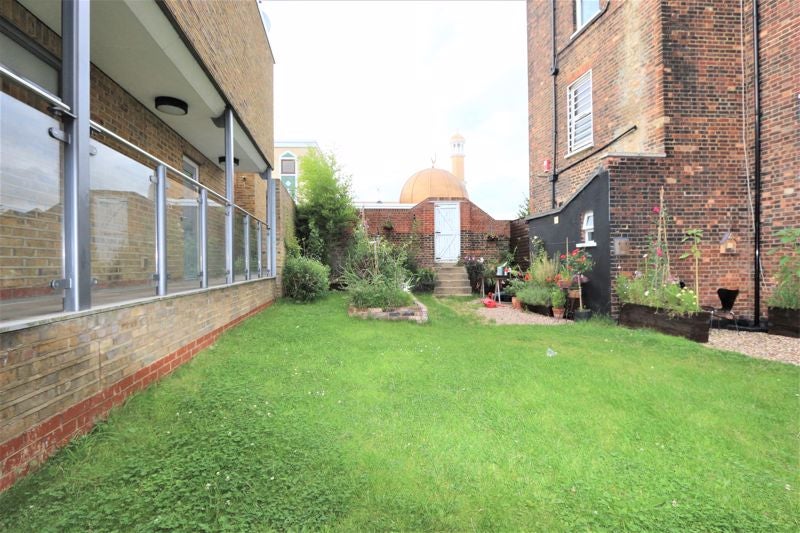 Flat Wightman Road in Greater London