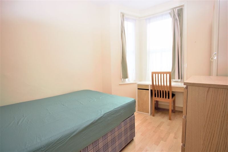 Flat Wightman Road in Greater London