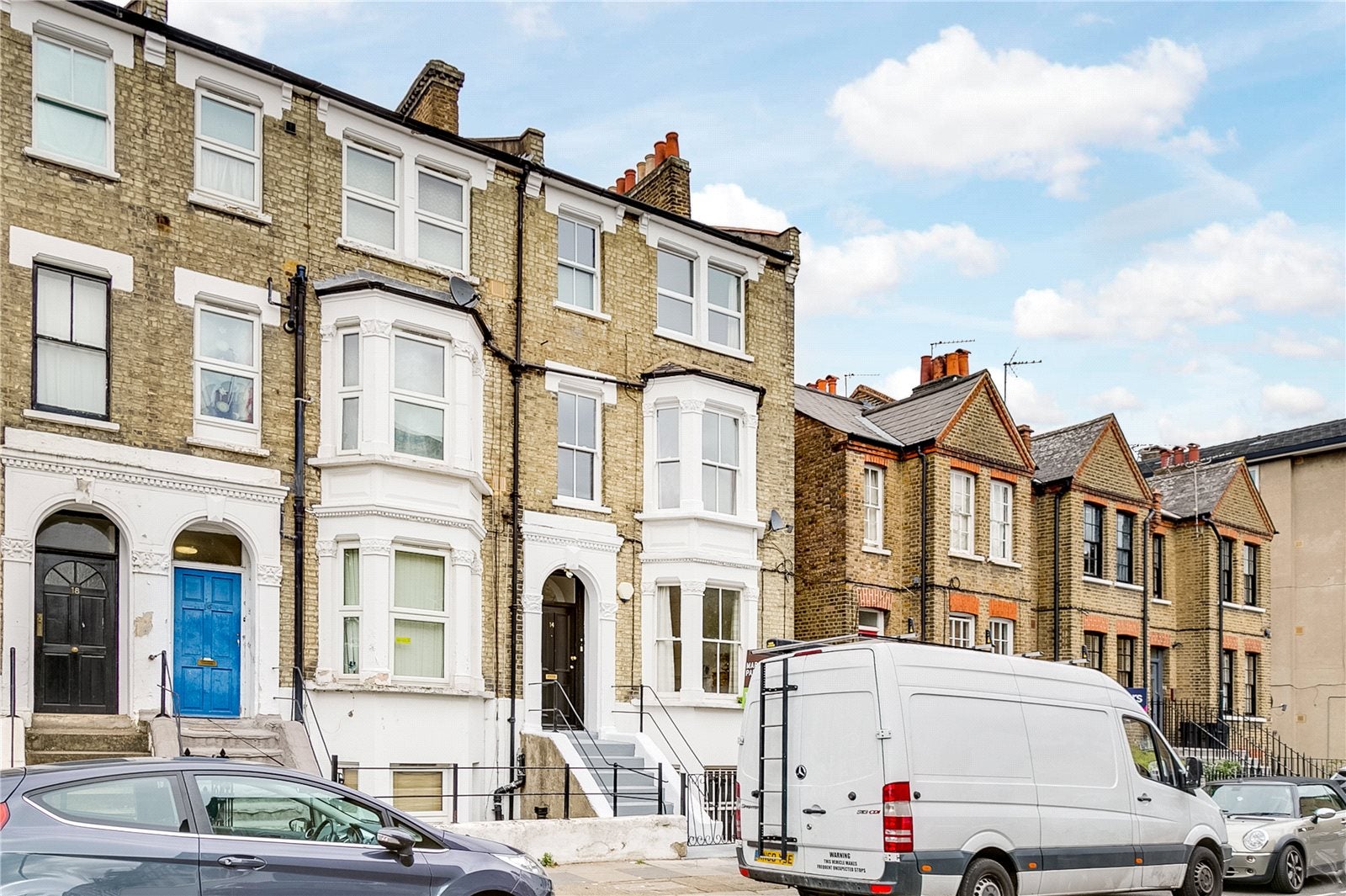 Flat Goodwin Road in Greater London