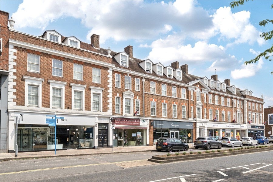 Flat New Zealand Avenue in Elmbridge