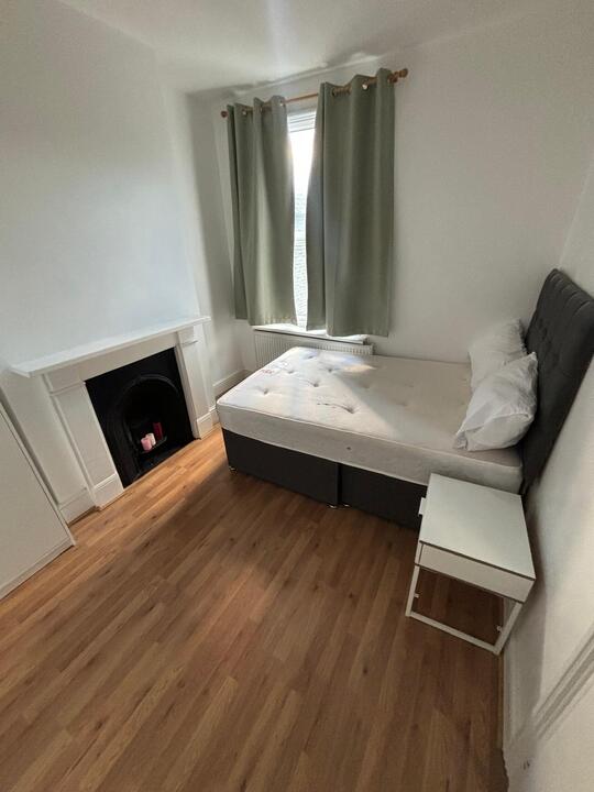 Room Fairland Road in London