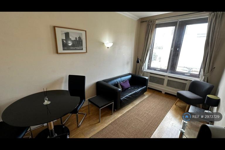 Flat Belvedere Road in Greater London