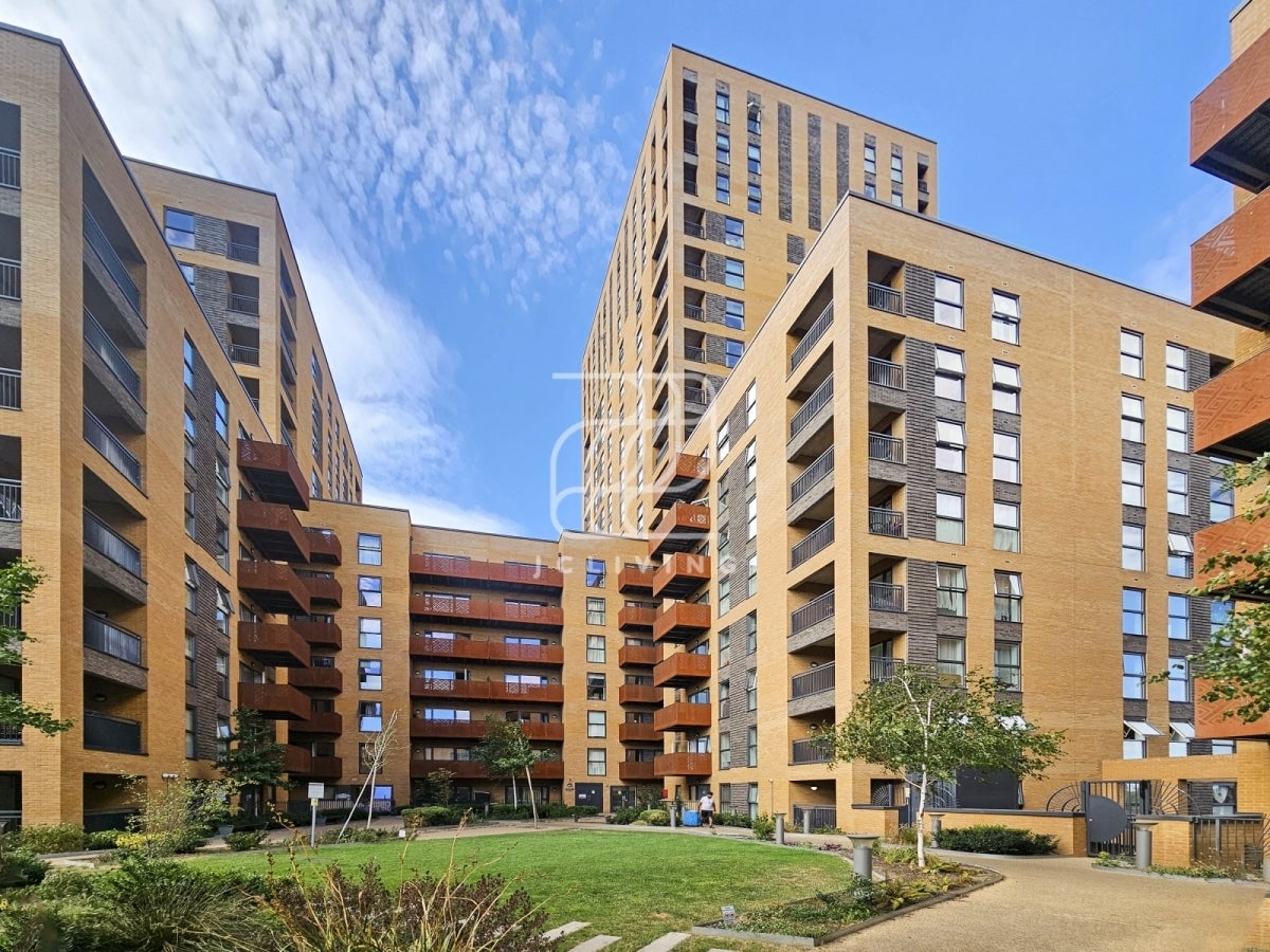 Flat Western Avenue in Greater London