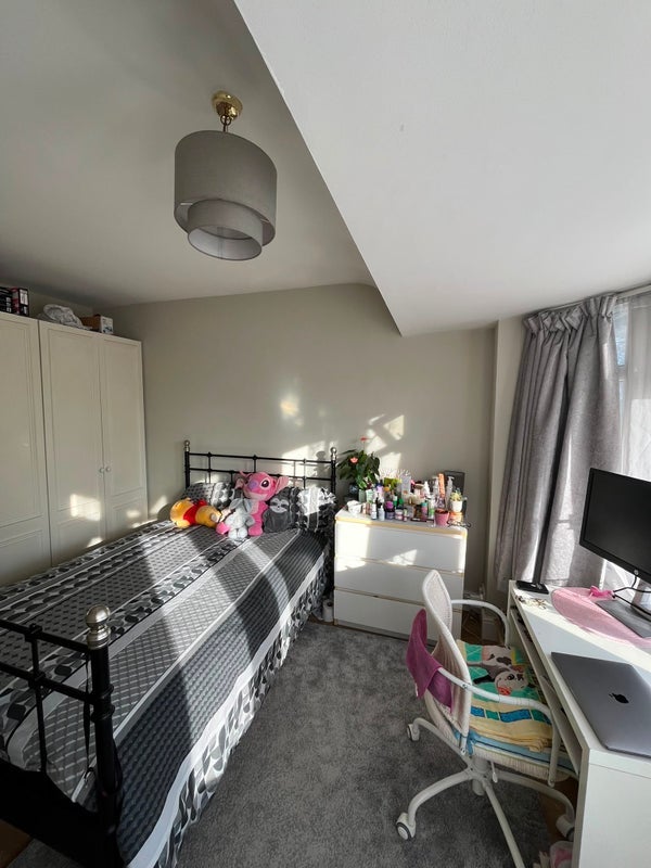 Room Cleveley Crescent in Greater London