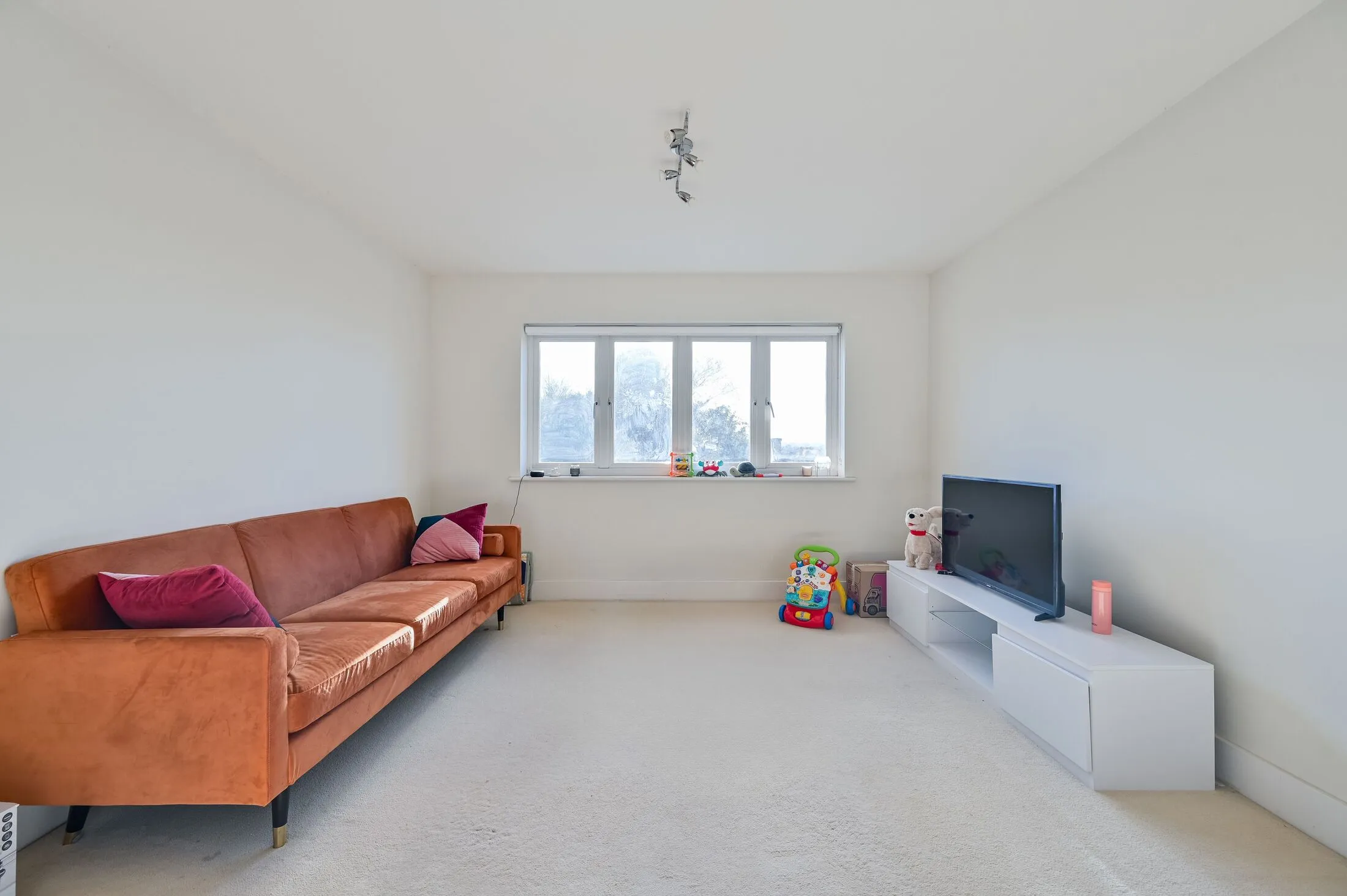 Flat Clarence Road in Greater London