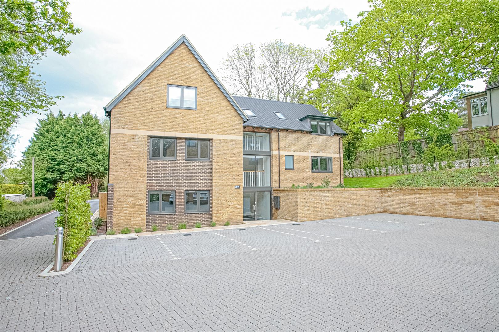 Flat Dean Court Road in Vale of White Horse