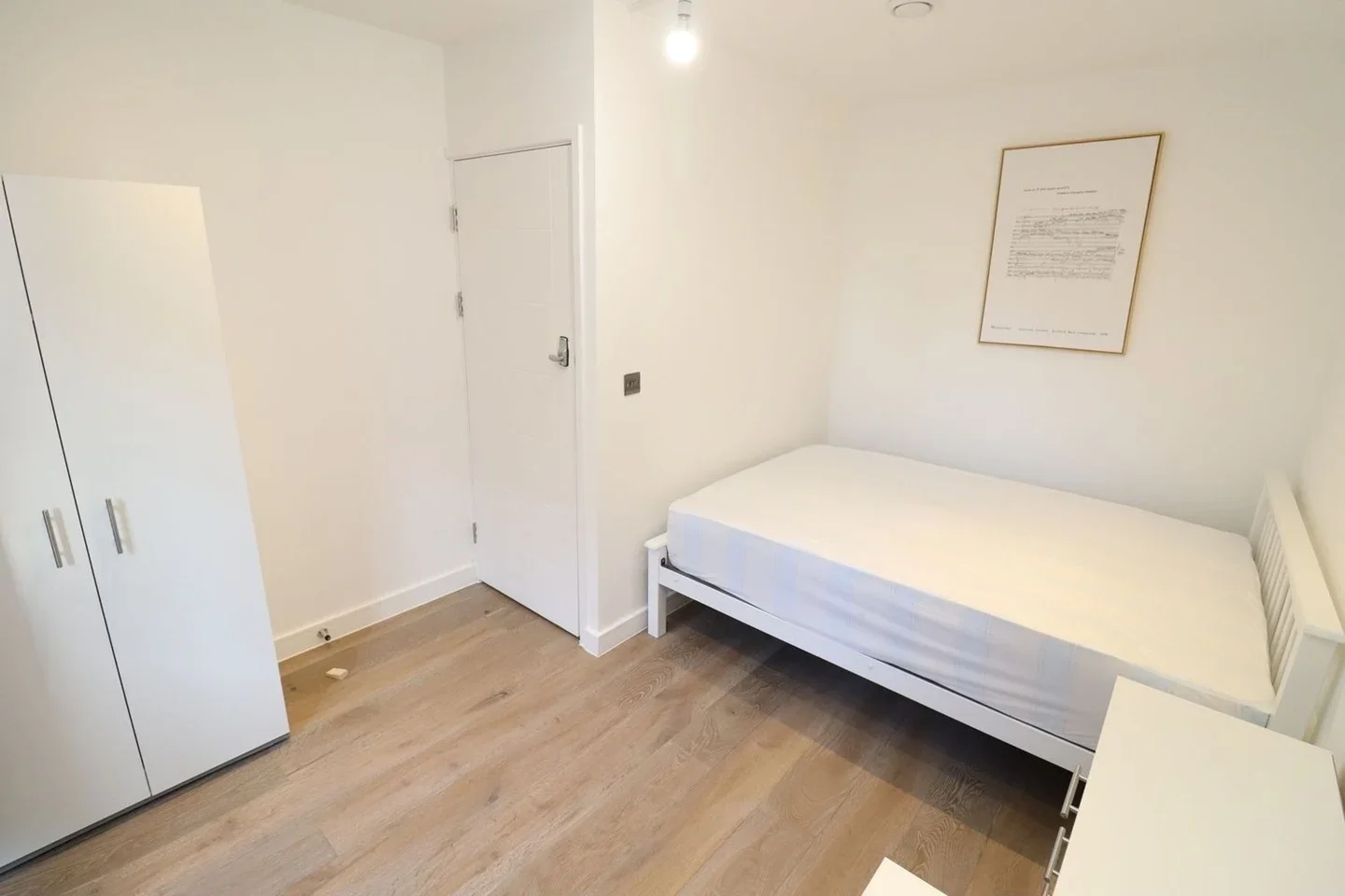 Room Alward Street in Greater London