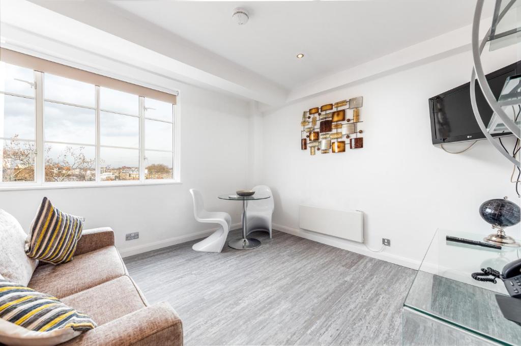 Flat Roland Gardens in Greater London