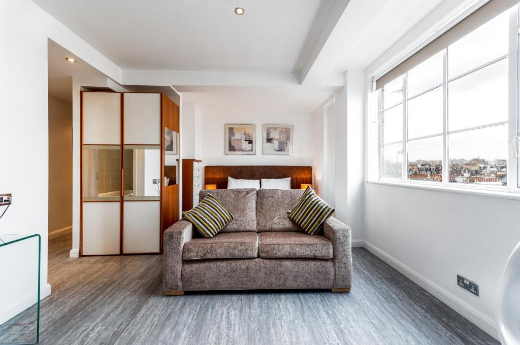 Flat Roland Gardens in Greater London