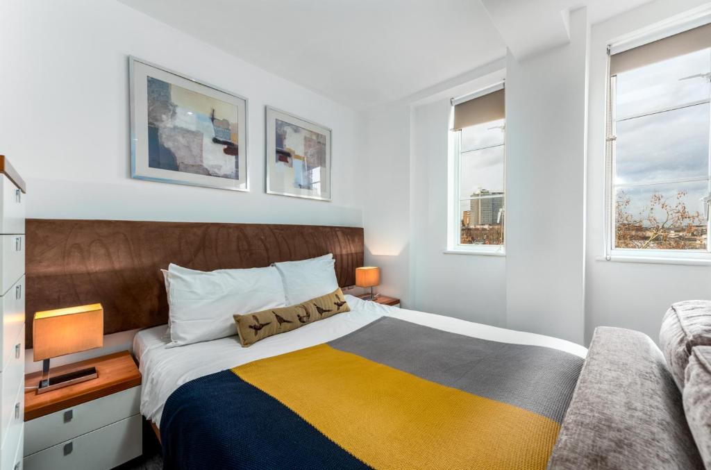 Flat Roland Gardens in Greater London