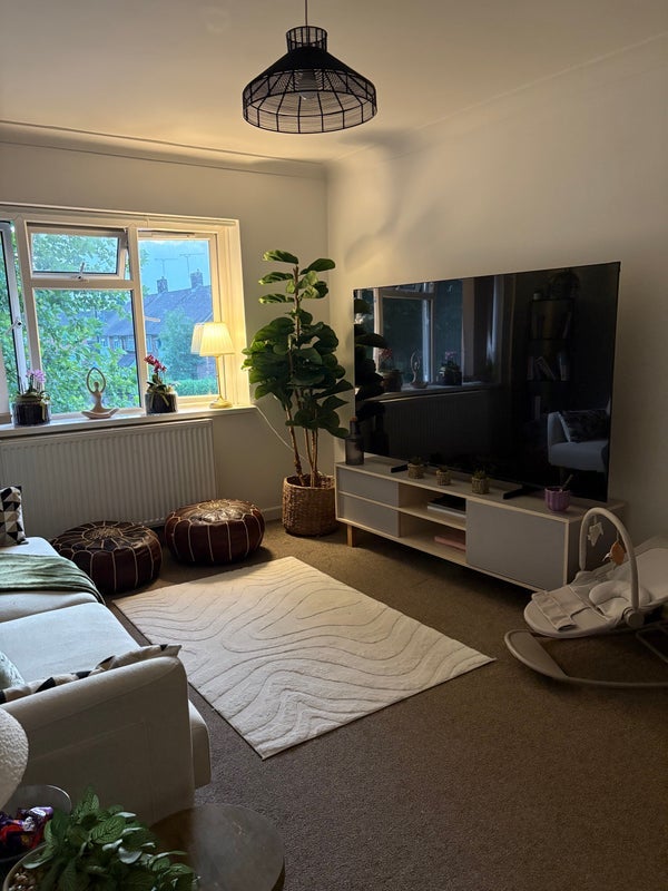 Room Southgate Drive in Crawley