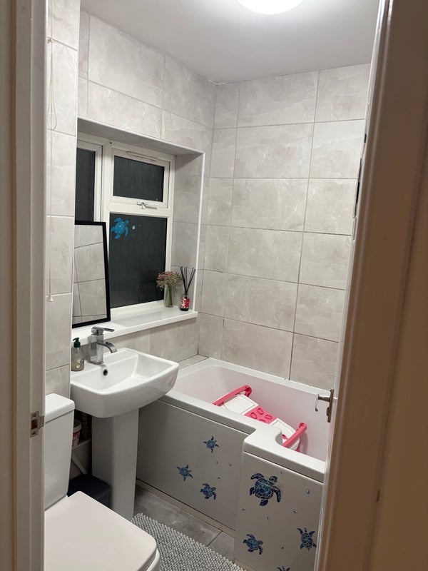 Room Southgate Drive in Crawley