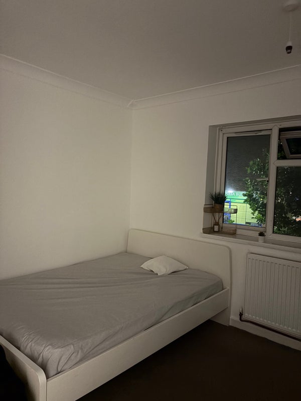 Room Southgate Drive in Crawley