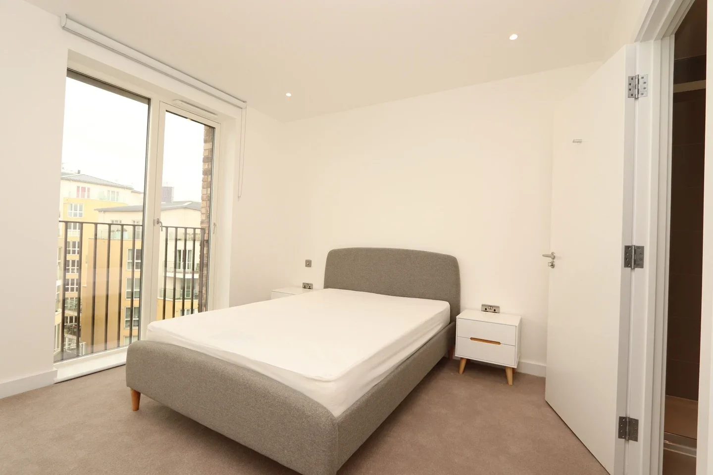 Room Surrey Quays Road in Greater London
