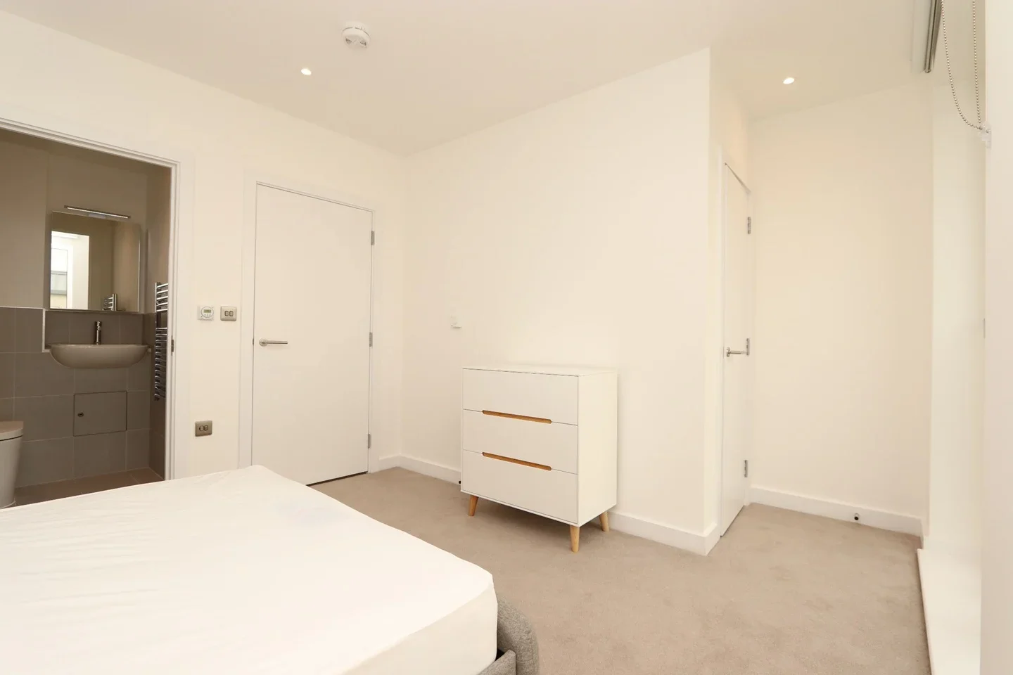 Room Surrey Quays Road in Greater London