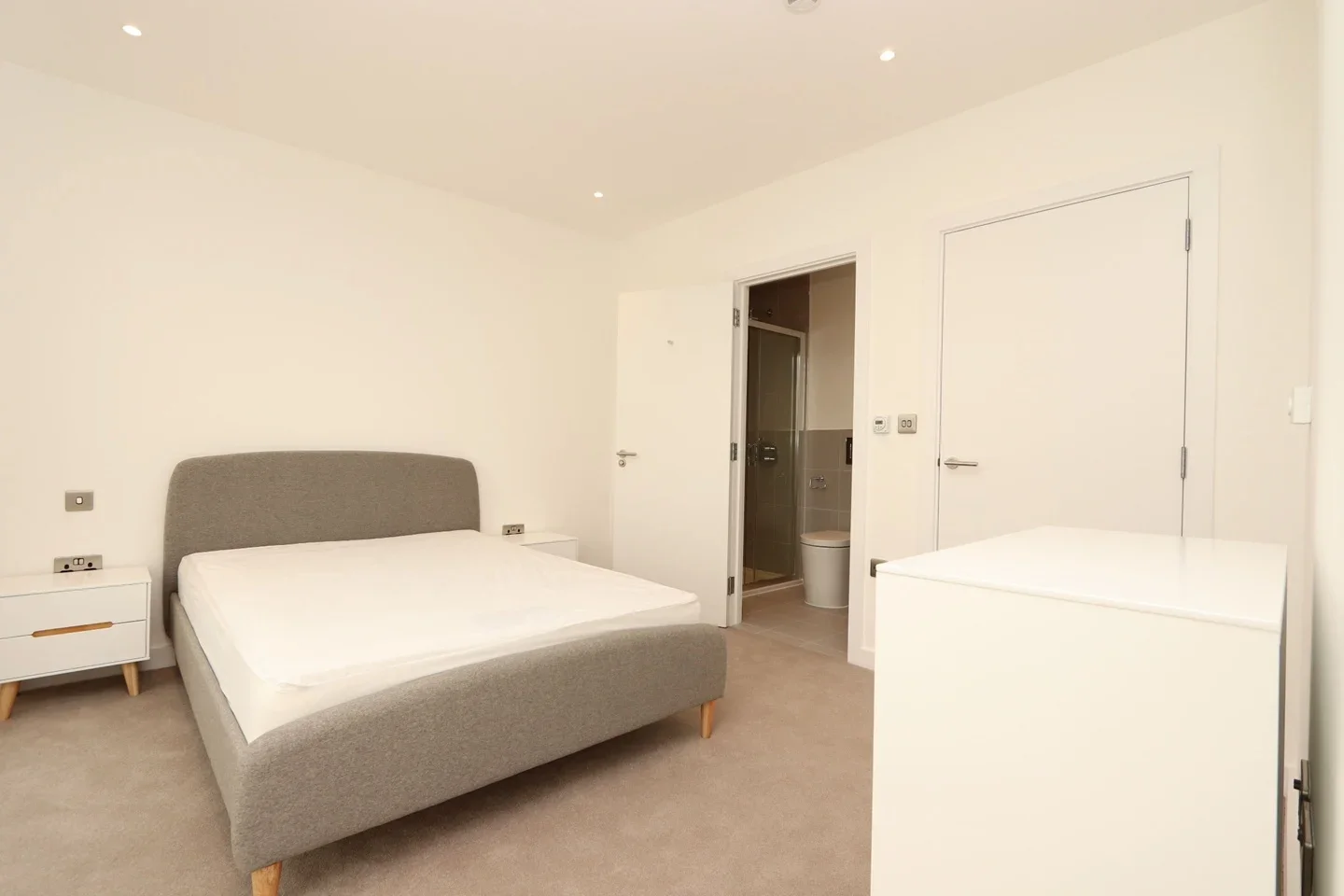 Room Surrey Quays Road in Greater London
