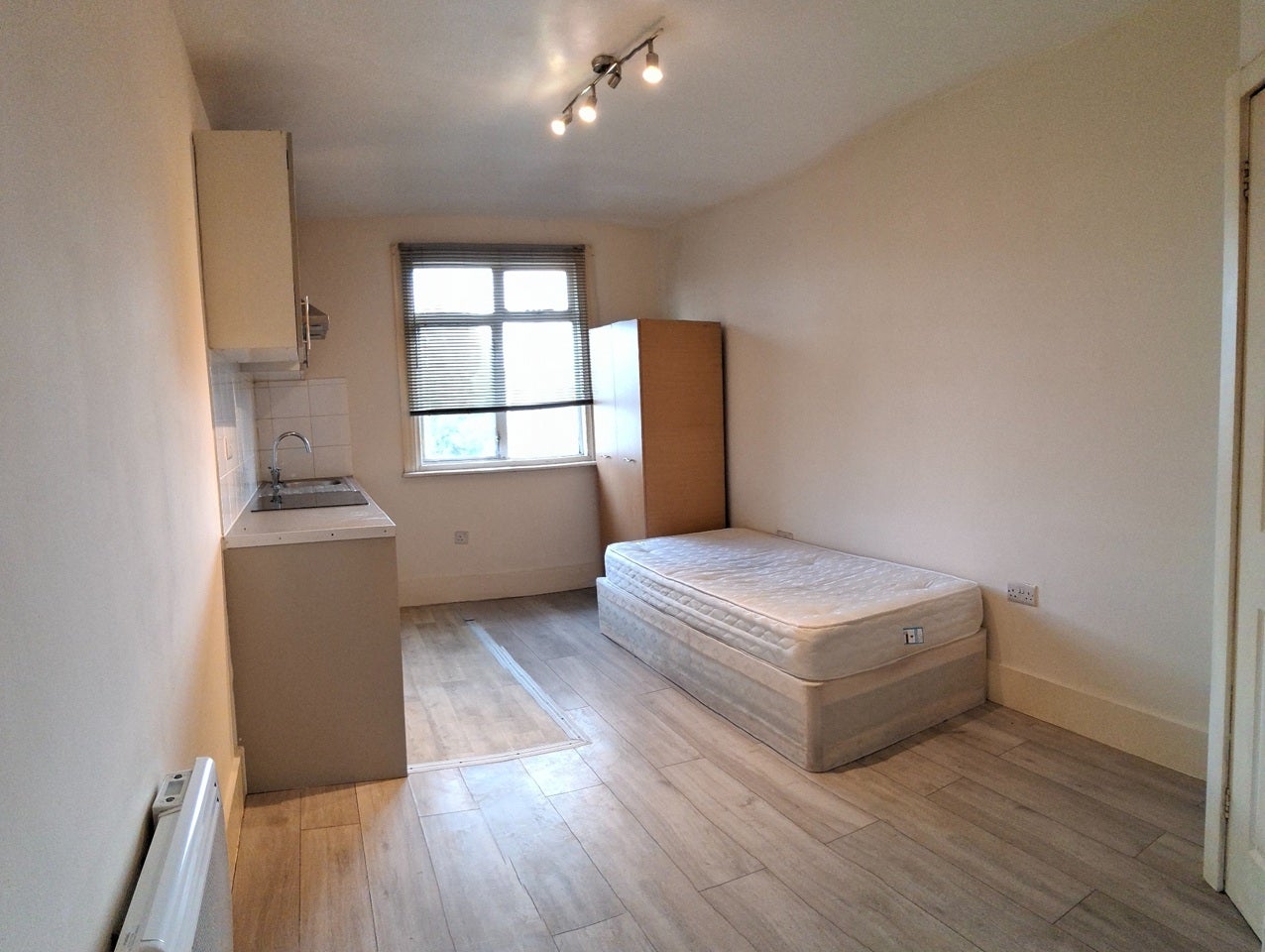 Flat Purley Avenue in Greater London