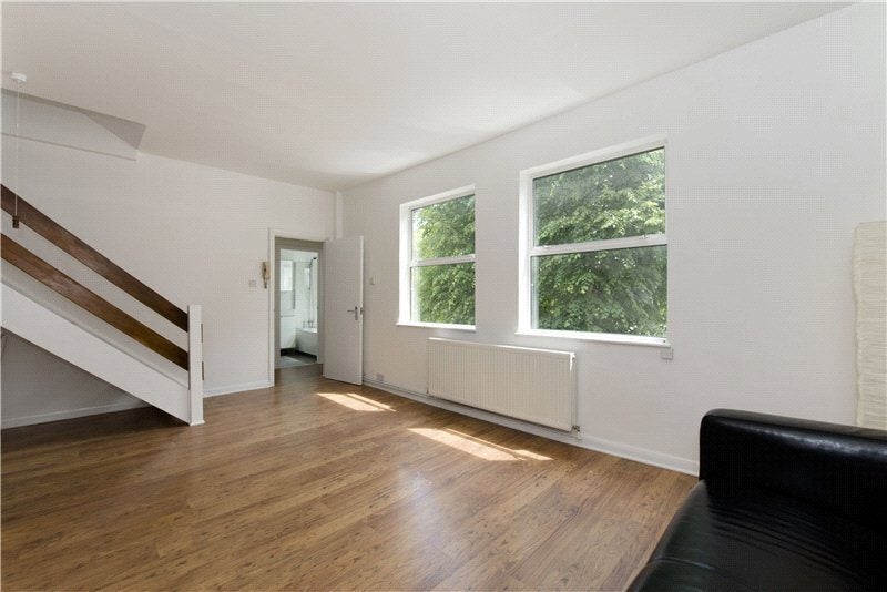 Flat Carleton Road in Greater London