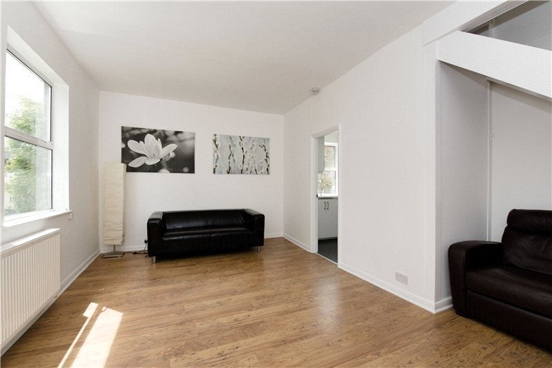 Flat Carleton Road in Greater London