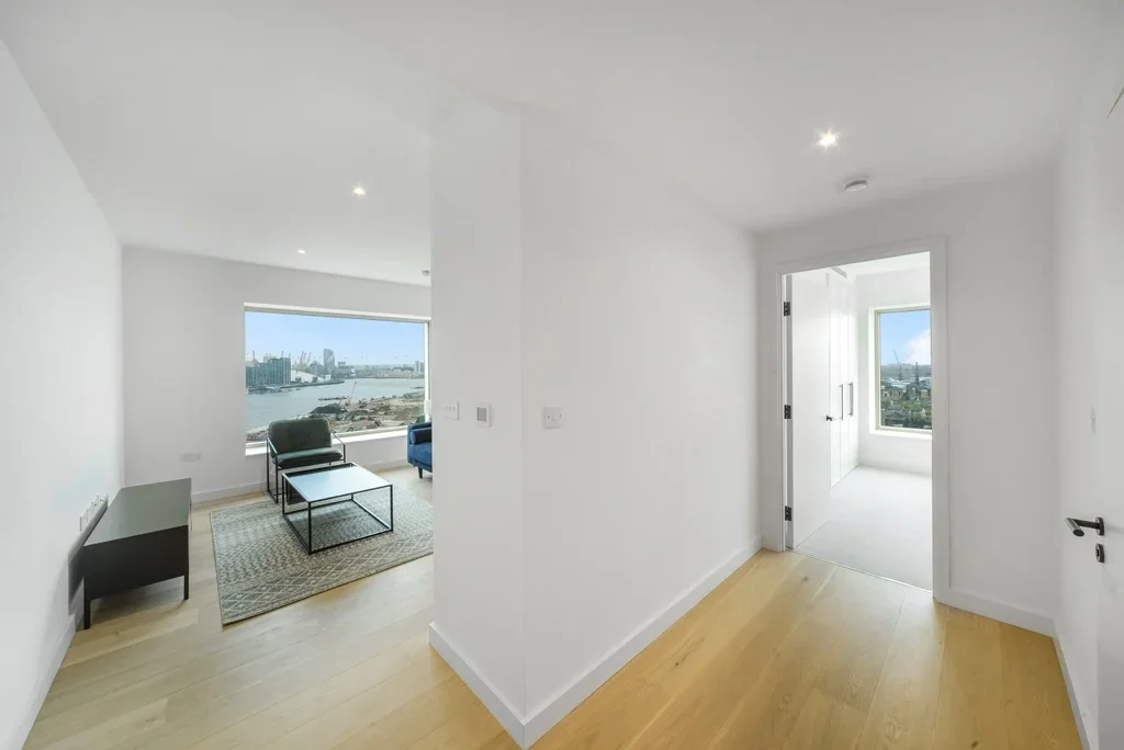 Flat Mudlarks Boulevard in Greater London