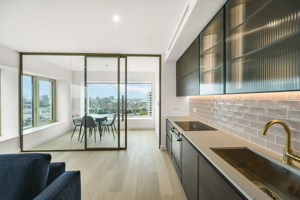 Flat Mudlarks Boulevard in Greater London